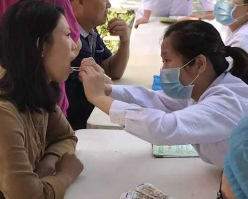 停服孕酮后3个月，经前有褐色分泌物继续吃孕酮还是去检查？